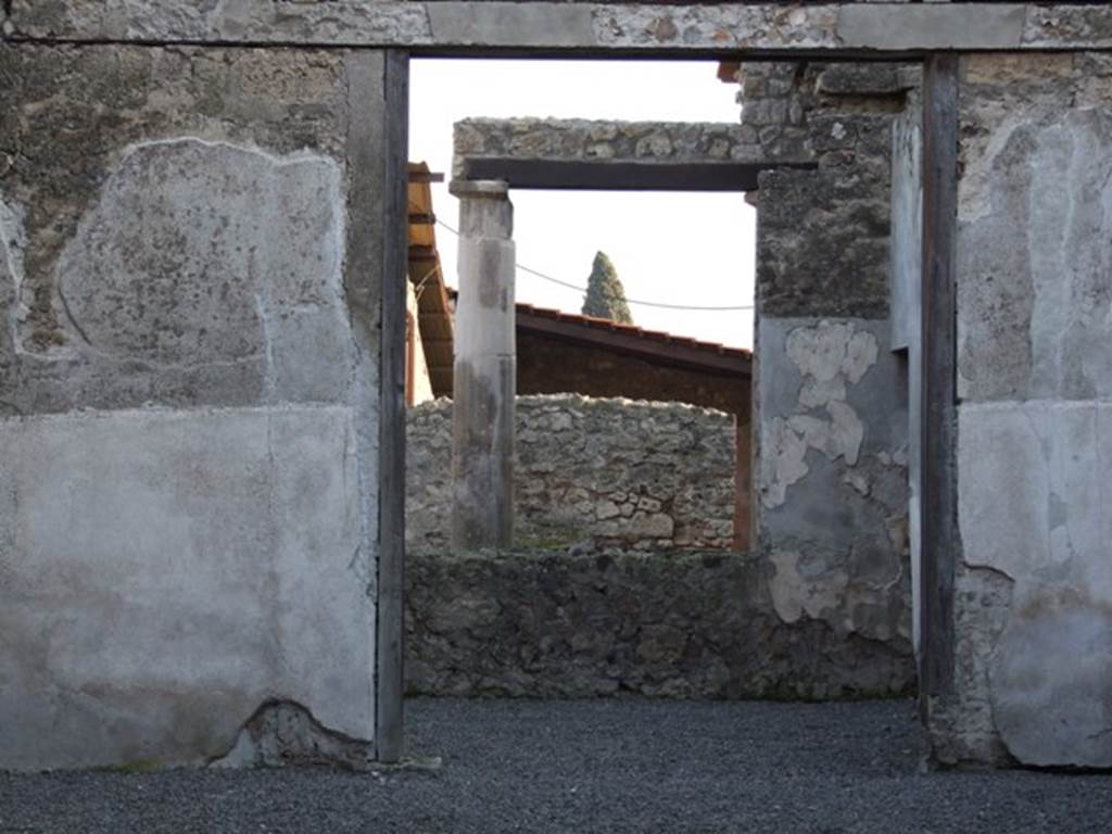 I.6.9 Pompeii. December 2007. Looking from the atrium at the tablinum which has a window overlooking the peristyle.