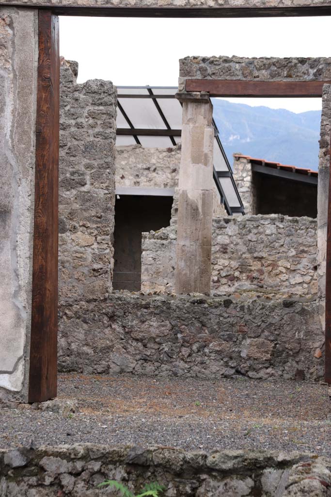 I.6.9 Pompeii. October 2020.
South side of atrium with doorway to tablinum. Photo courtesy of Klaus Heese.