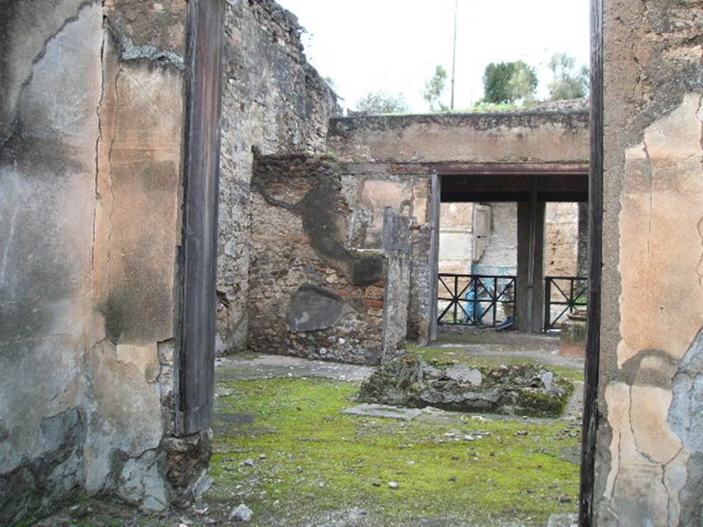 I.6.9 Pompeii. December 2004.
Looking north from tablinum across atrium towards front and I.6.8, photo taken from rear of house.
