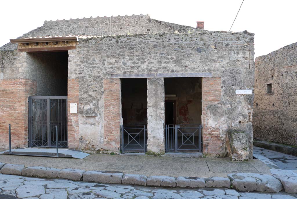 I.6.12 Pompeii. May 2005. Entrance. The ancient wide doorway has been divided by a modern pillar.