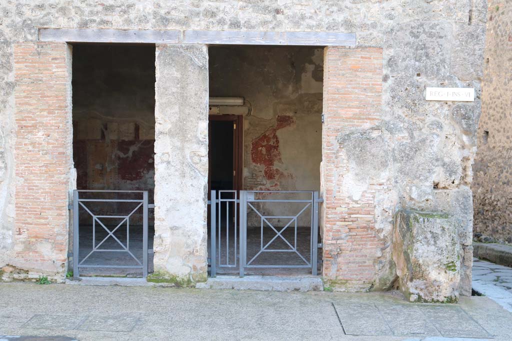 I.6.12 Pompeii. May 2005. The ancient wide entrance has been divided by a modern pillar. According to Della Corte, two electoral recommendations were found painted to the side of the entrance doorway:
            Iunianu(s rogat)    [CIL IV 7181]                  (Iunian)us infelix (rogat)    [CIL IV 7182]
See Della Corte, M., 1965.  Case ed Abitanti di Pompei. Napoli: Fausto Fiorentino. (p.283)
According to Epigraphik-Datenbank Clauss/Slaby (See www.manfredclauss.de), these read as:

C(aium)  Cuspium  P[ansam]
aed(ilem)  Iunianus  (rogat)      [CIL IV 7181]

[L(ucium)  Popi]dium  Secu[nd]um
[aed(ilem)]  d(ignum)  r(ei)  p(ublicae)  [Iunian]us     [CIL IV 7182]
