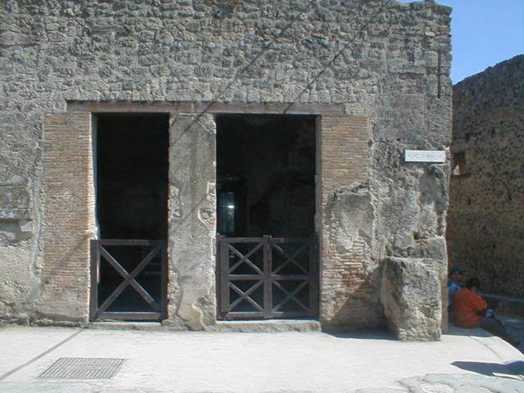 I.6.12 side wall, Pompeii. December 2005. Vicolo looking south. Side wall of I.4.