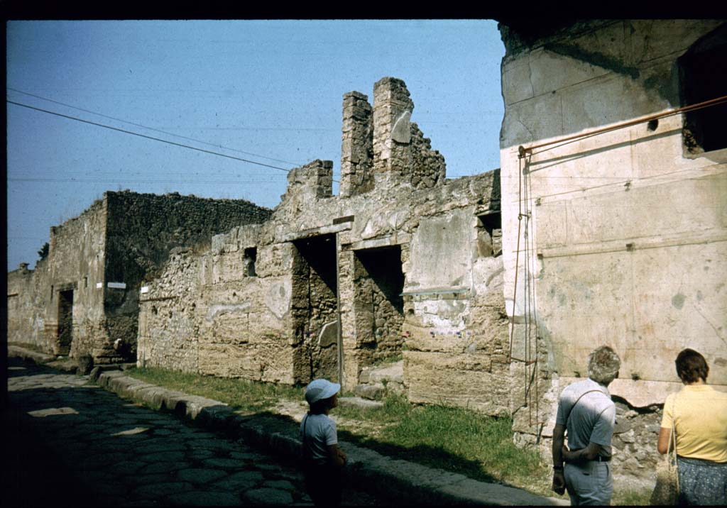 I.6.13 and I.6.14 Pompeii. Entrance doorways on north side of Vicolo del Menandro. 
Photographed 1970-79 by G�nther Einhorn, picture courtesy of his son Ralf Einhorn.
