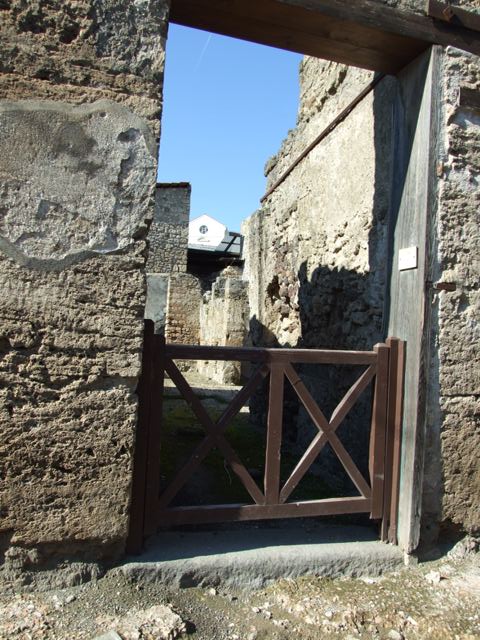 I.6.13 Pompeii. September 2004. Looking north from entrance across atrium to Tablinum and garden.