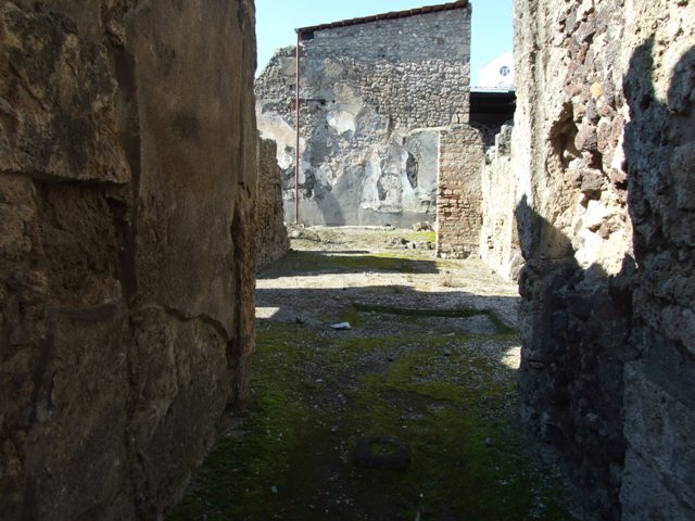 I.6.13 Pompeii. December 2004. Tablinum, Atrium and east side looking south east. Taken from rear of I.6.11. The remains of Lararium niche are on left of picture, in garden area behind Tablinum