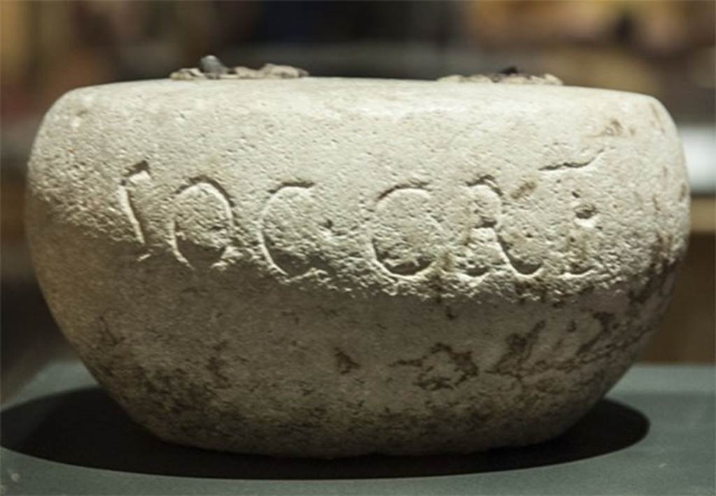 I.6.12 or I.6.13 Pompeii. Round white limestone weight. SAP inventory number 3918.  
According to NdS (1929), this has the inscription SOC CRET on the side and X X on the top.
The location is given as I.6.12.
See Notizie degli Scavi di Antichit�, 1929, p. 430.
According to the SANP at the Day in Pompeii exhibition this is from I.6.13.
Photo courtesy of Dan Pater.

