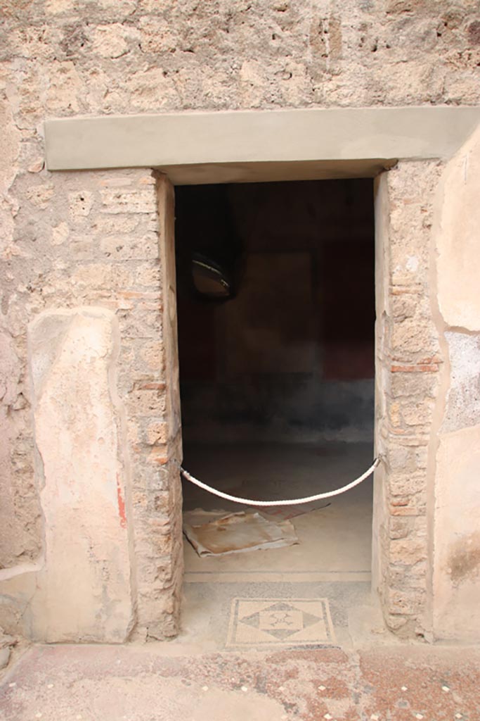 I.6.15 Pompeii. October 2023.
Room 11, doorway with mosaic in threshold. Photo courtesy of Klaus Heese.