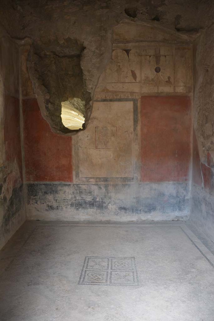 I.6.15 Pompeii. March 2019. Room 11, looking east across flooring with central emblema.
Foto Annette Haug, ERC Grant 681269 DÉCOR