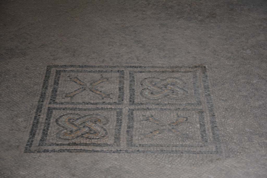 I.6.15 Pompeii. March 2019. Room 11, emblema in centre of mosaic floor.
Foto Annette Haug, ERC Grant 681269 DÉCOR