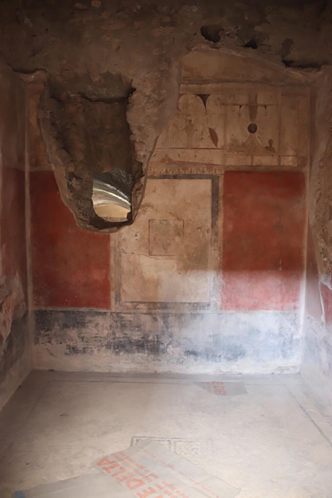 I.6.15 Pompeii. October 2023.
Room 11, looking towards east wall from doorway. Photo courtesy of Klaus Heese.