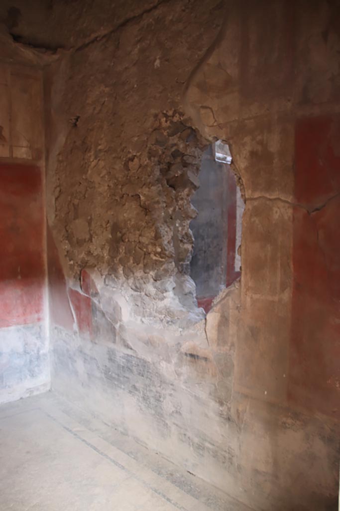 I.6.15 Pompeii. October 2023.
Room 11, looking east along south wall from doorway. Photo courtesy of Klaus Heese.