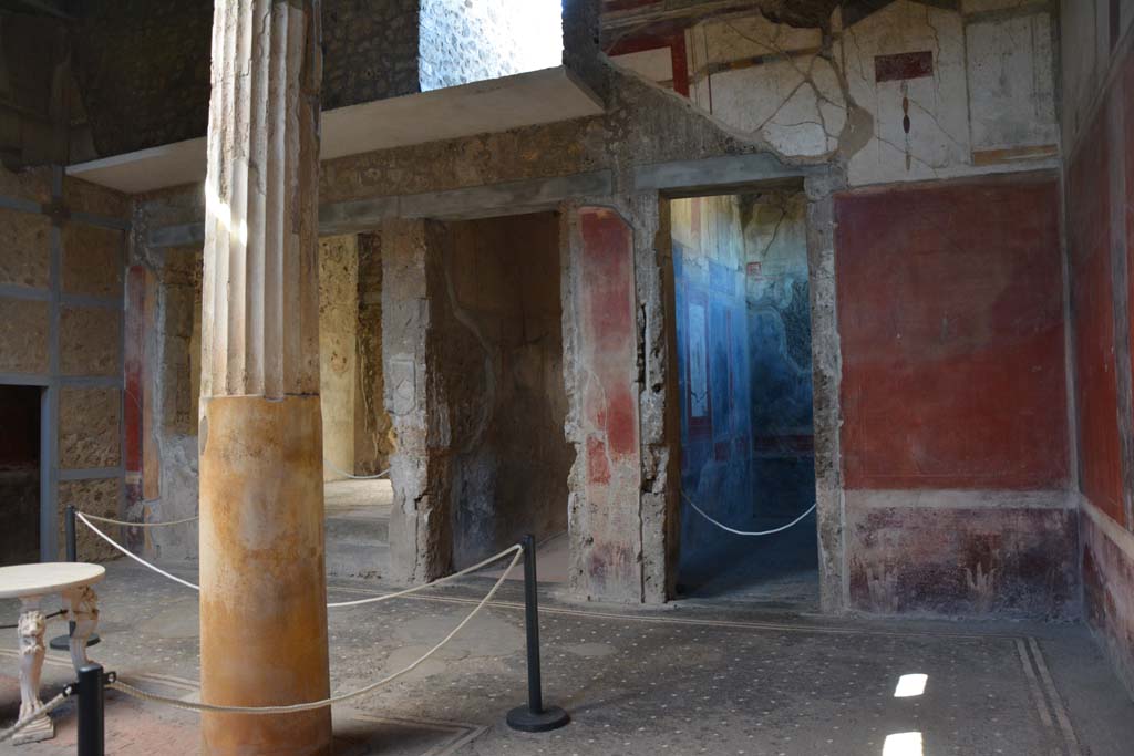 I.6.15 Pompeii. October 2019.
Room 4, looking towards north side of atrium, with tablinum 6, on left behind pillar, corridor 7, in centre, and room 12, on right.
Foto Annette Haug, ERC Grant 681269 DÉCOR