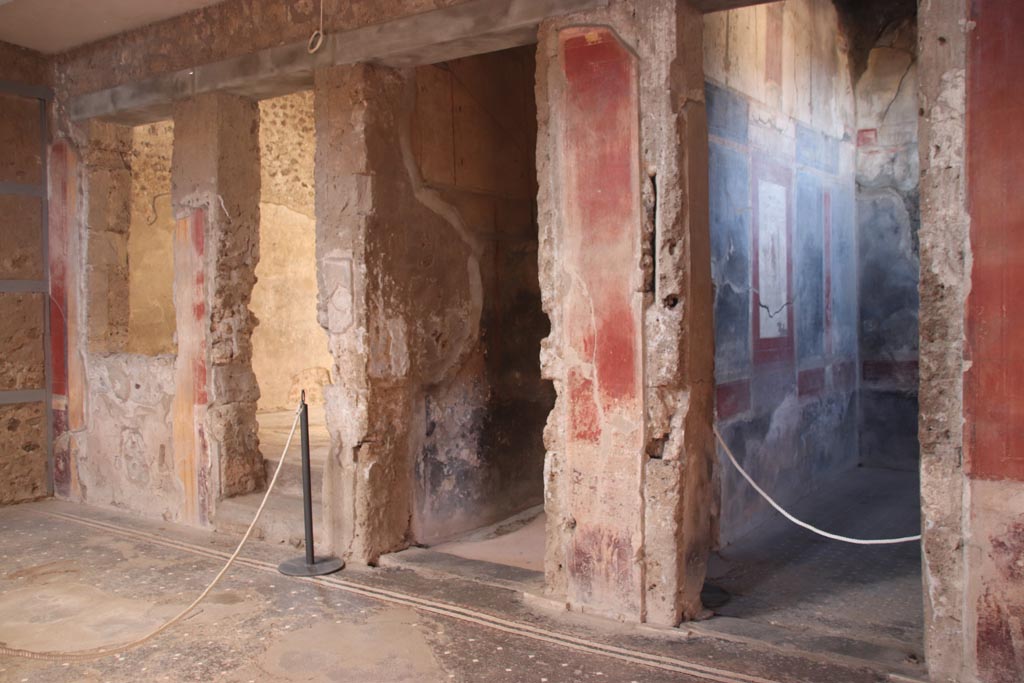 I.6.15 Pompeii. October 2023.
Room 4, north side of atrium, with doorway to tablinum 6, on left, to corridor 7, in centre, and to room 12, on right.
Photo courtesy of Klaus Heese.