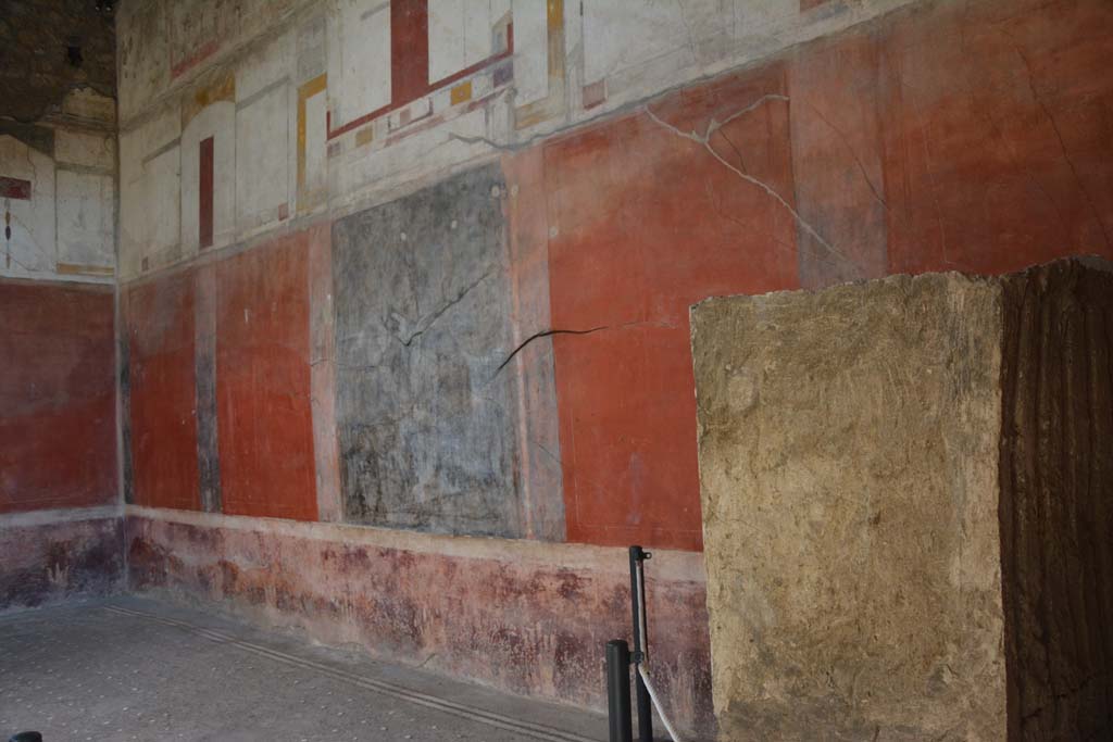 I.6.15 Pompeii. October 2019. Room 4, looking along east wall towards north-east corner of atrium.
Foto Annette Haug, ERC Grant 681269 DÉCOR