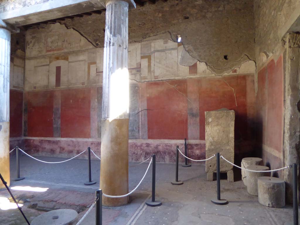 I.6.15 Pompeii. September 2015. Room 4, looking towards east wall of atrium from south side of impluvium.
Foto Annette Haug, ERC Grant 681269 DÉCOR