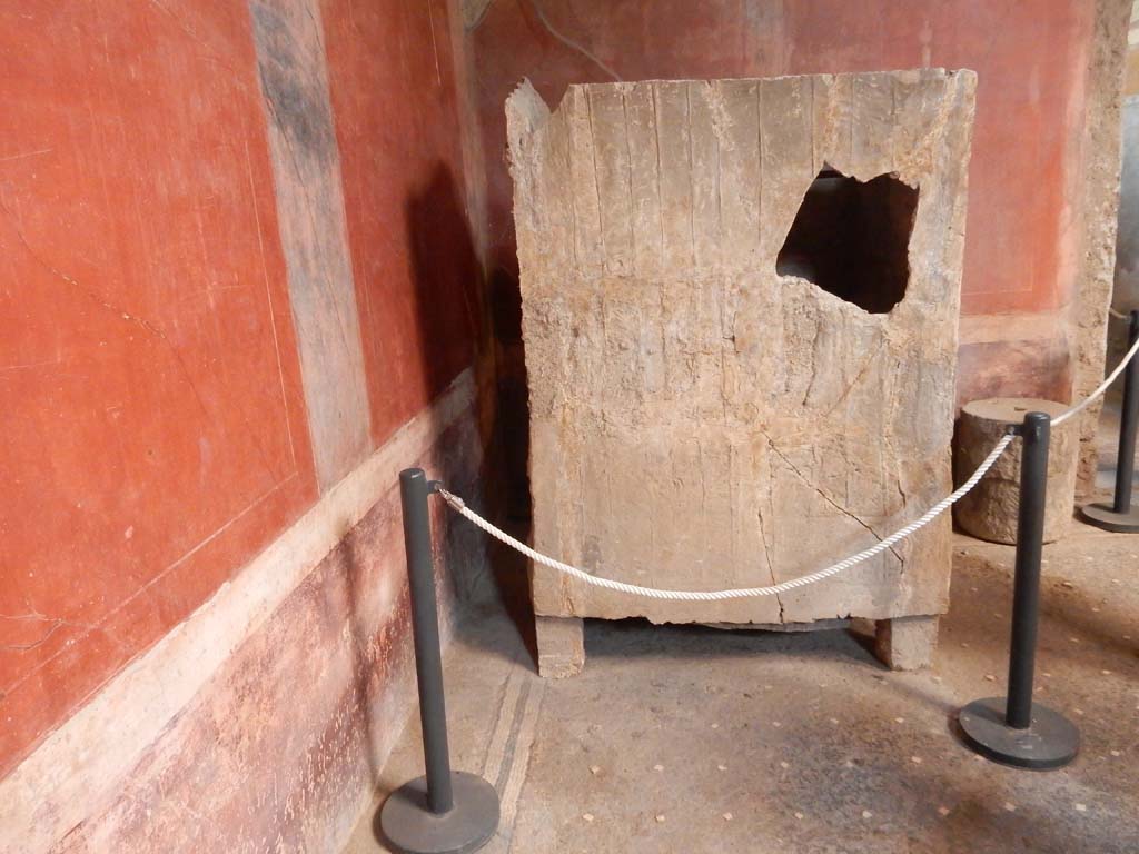 I.6.15 Pompeii. June 2019. Room 4, looking south in south-east corner of atrium, and doorway to room 13, on right.
Photo courtesy of Buzz Ferebee.
