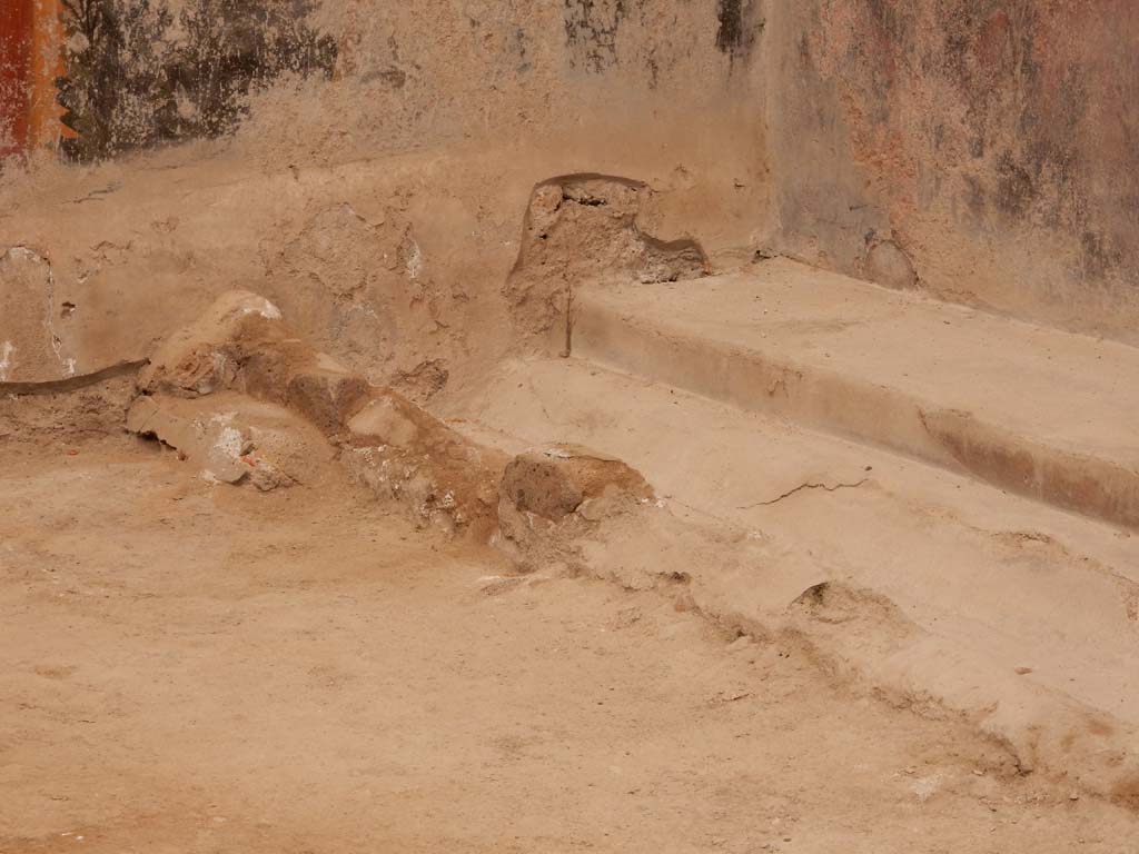 I.6.15 Pompeii. June 2019. Room 9, detail of garden area flooring, including a gutter, in north-east corner.
Photo courtesy of Buzz Ferebee.