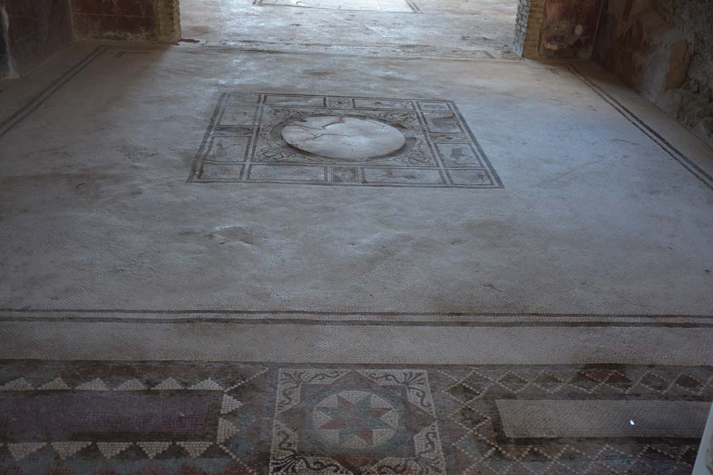 I.7.1 Pompeii. October 2019. Looking south from threshold between atrium and tablinum, across tablinum towards oecus.
Foto Annette Haug, ERC Grant 681269 D�COR.
