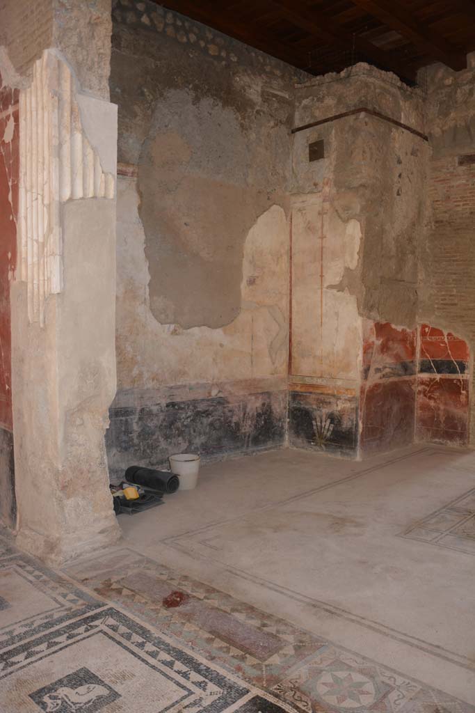 I.7.1 Pompeii. October 2019. 
Looking south-east from atrium towards recess in east wall of tablinum.
Foto Annette Haug, ERC Grant 681269 D�COR.
