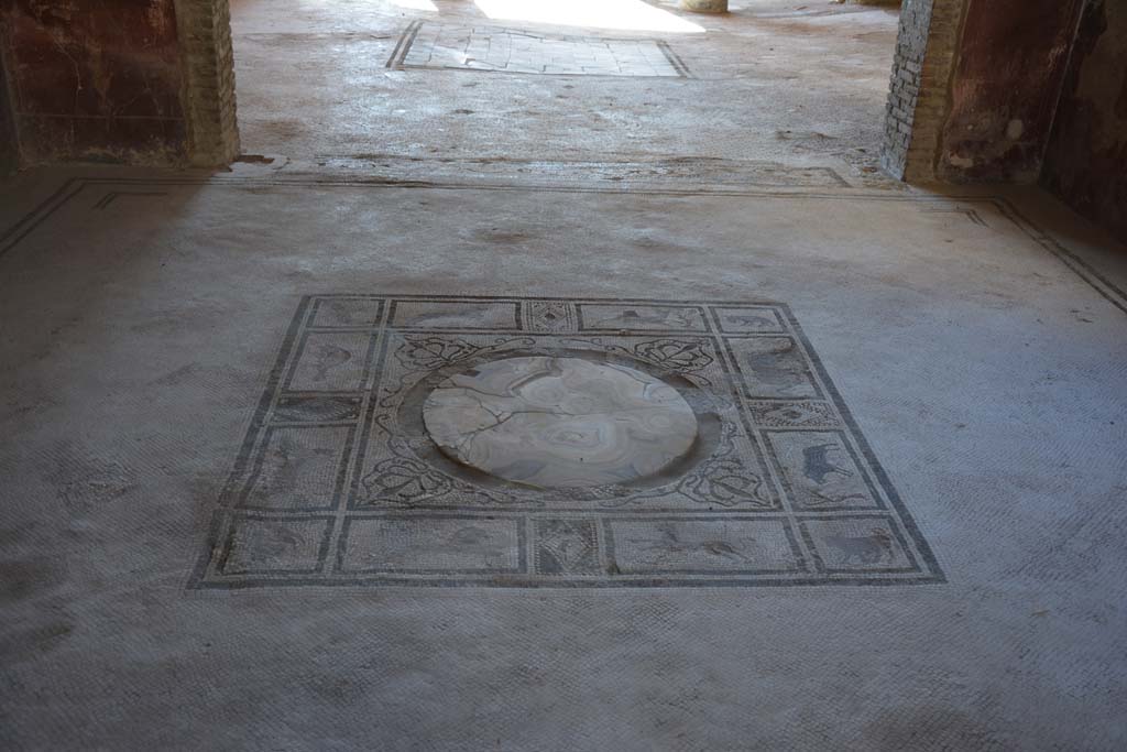 I.7.1 Pompeii. October 2019. Looking south from emblema in centre of floor of tablinum, towards emblema in floor of oecus.
Foto Annette Haug, ERC Grant 681269 D�COR.
