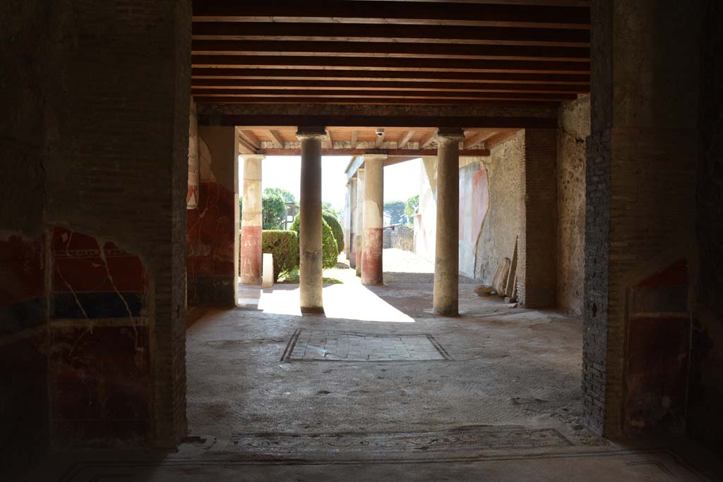 I.7.1 Pompeii. October 2019. Looking south from tablinum into oecus, and through north and west portico of garden area
Foto Annette Haug, ERC Grant 681269 D�COR.

