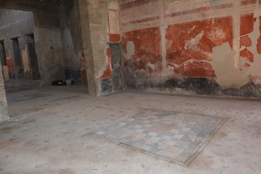 I.7.1 Pompeii. October 2019. Looking north-east through doorway to tablinum, from oecus at its rear.
Foto Annette Haug, ERC Grant 681269 D�COR.

