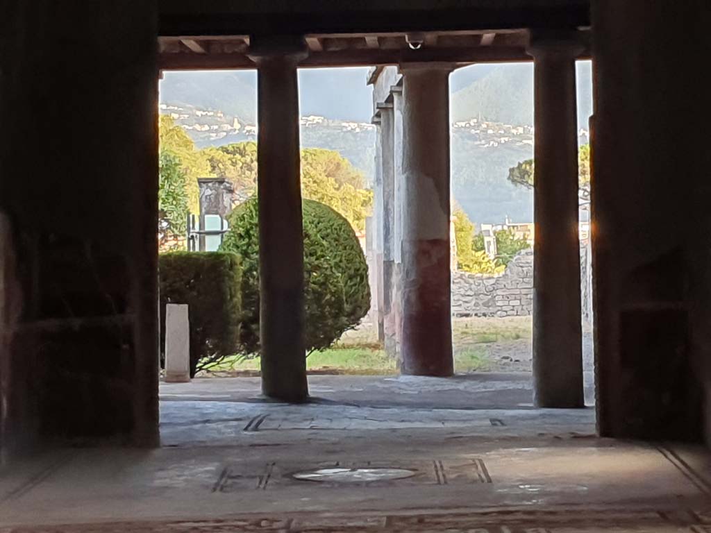 I.7.1 Pompeii. September 2019. Looking south across oecus towards peristyle.
Foto Annette Haug, ERC Grant 681269 D�COR.
