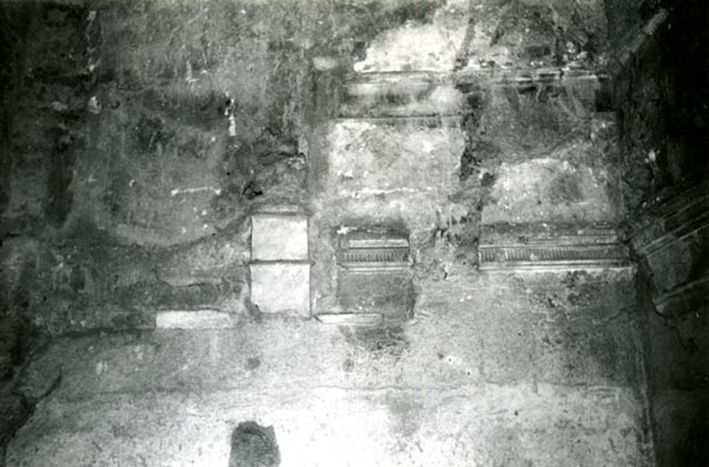 I.7.1 Pompeii. 1972. Domus of P. Paquius Proculus, cubiculum right, N wall. Photo courtesy of Anne Laidlaw.
American Academy in Rome, Photographic Archive. Laidlaw collection _P_72_12_35.