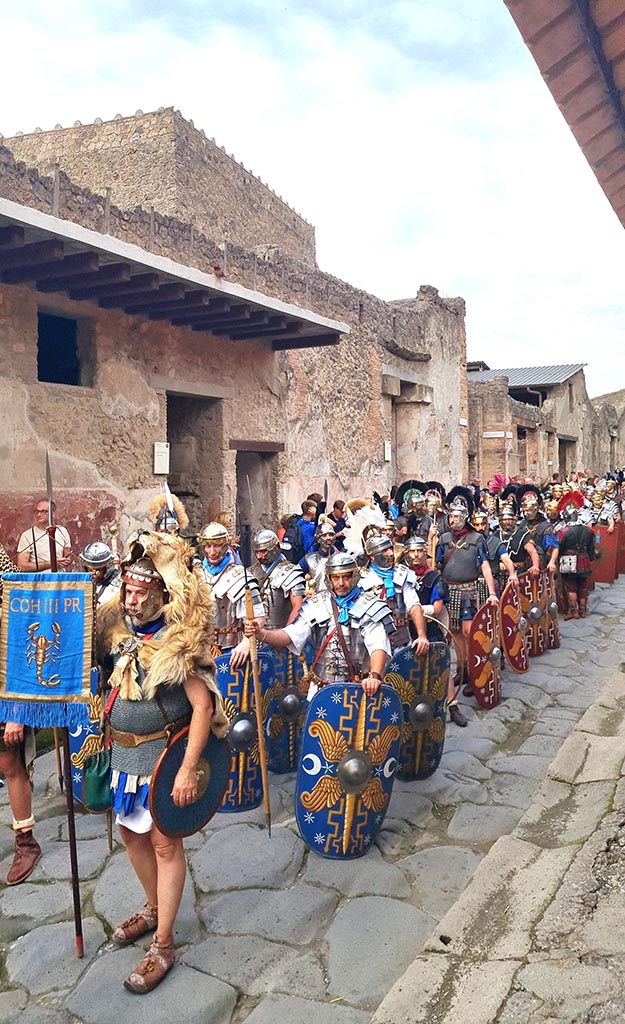 I.7.3/2 Pompeii, on left. 28th September 2024.
Looking towards south side of Via dell’Abbondanza, during “Ludi Pompeiani” event.
Photo courtesy of Giuseppe Ciaramella.
