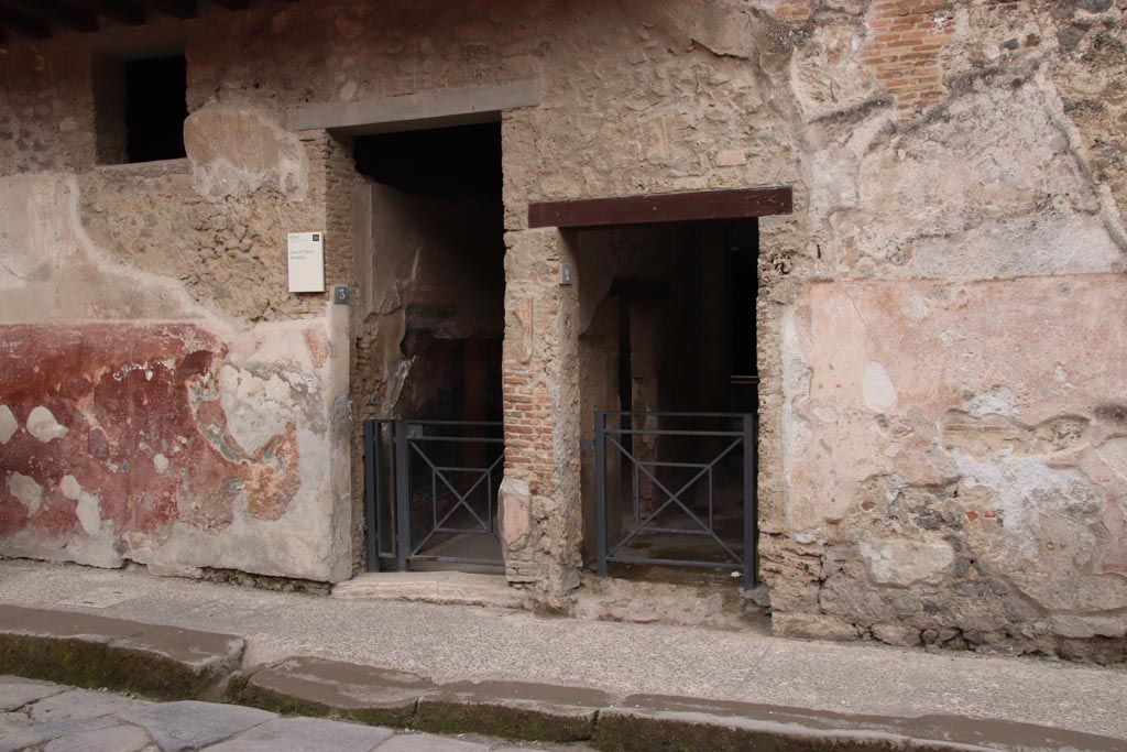 I.7.3 Pompeii, on left. May 2024.
Entrance doorways on south side of Via dell’Abbondanza, with I.7.2, on right. Photo courtesy of Klaus Heese.