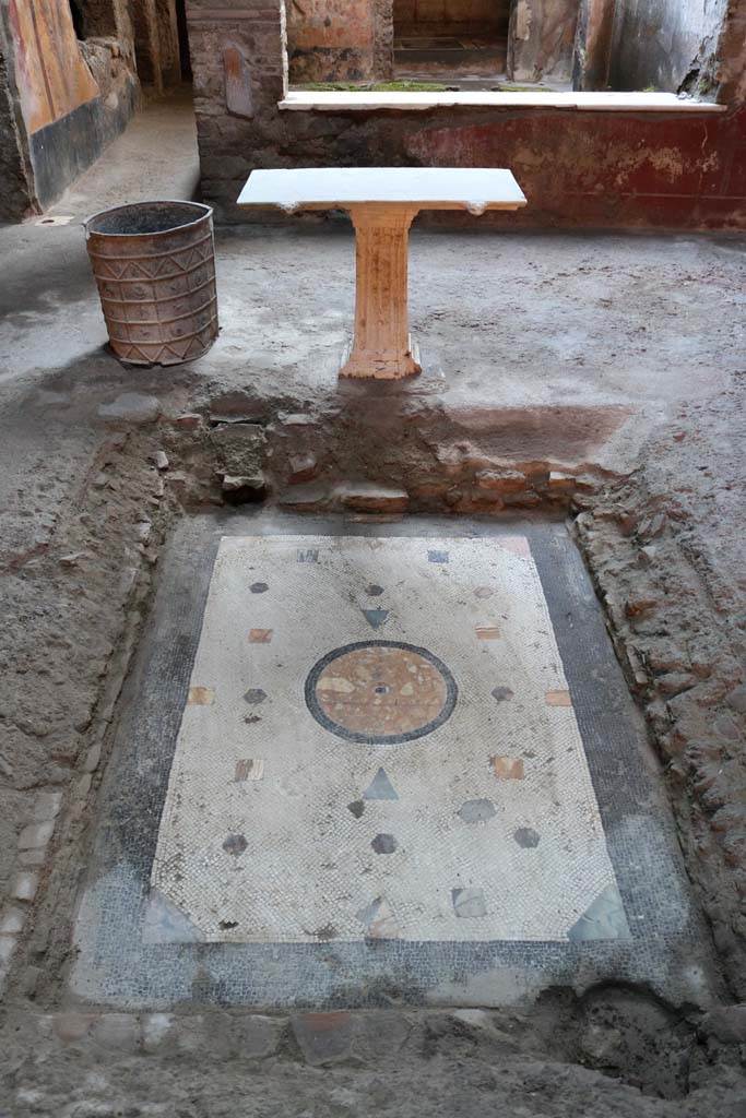 I.7.3 Pompeii. December 2018.
Looking south across impluvium in atrium. Photo courtesy of Aude Durand.
The base was formed by triangular and hexagonal pieces of coloured marble inserted symmetrically.
The cocciopesto border belonged to the first phase of construction of the house.
In the centre, a marble circular cover closed the cistern below.