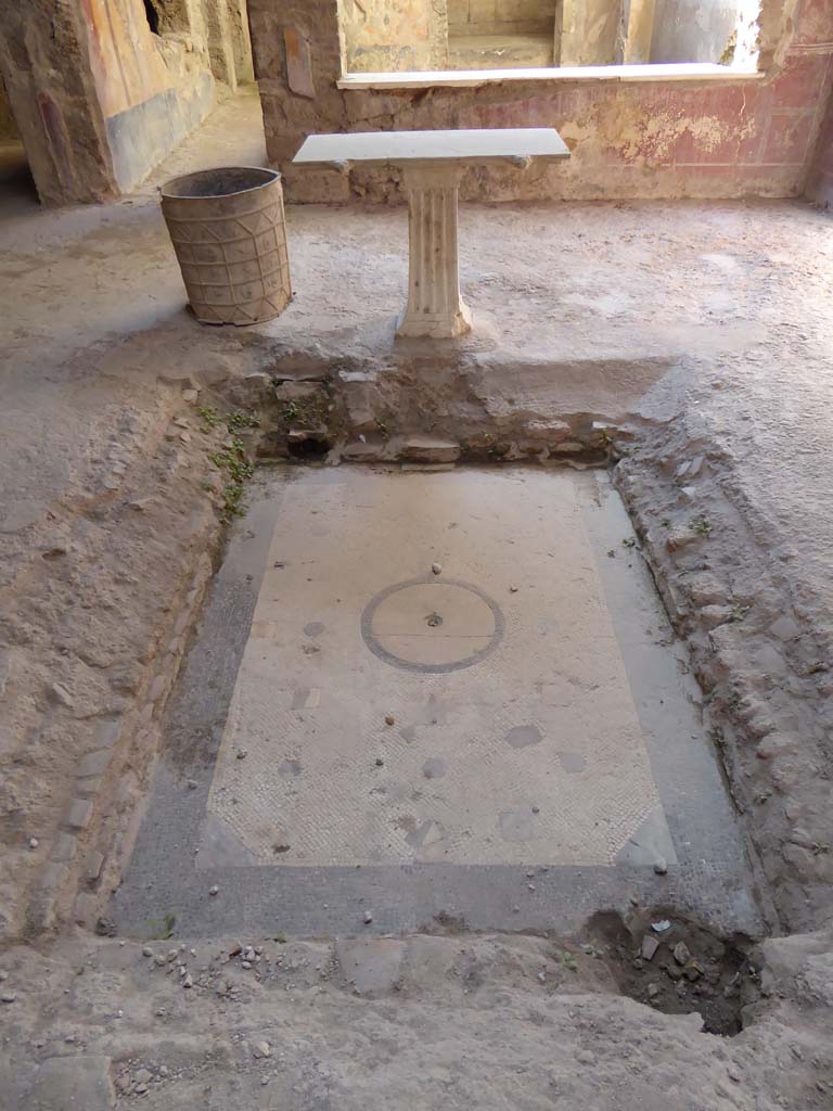 I.7.3 Pompeii. September 2017. Looking south across impluvium in atrium.
Foto Annette Haug, ERC Grant 681269 DÉCOR