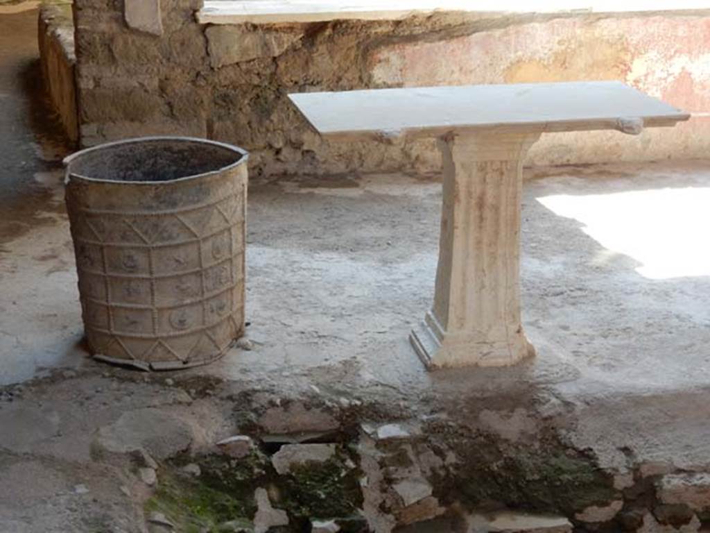 I.7.3 Pompeii. May 2016. Looking towards south side of atrium, with table at end of theimpluvium. Photo courtesy of Buzz Ferebee.