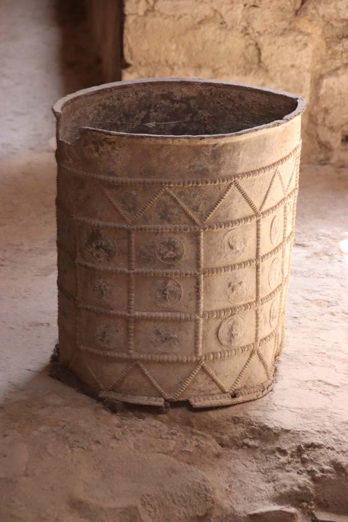 I.7.3 Pompeii. September 2019. Cylindrical lead bucket with relief of zodiac signs, in atrium.
Photo courtesy of Klaus Heese.