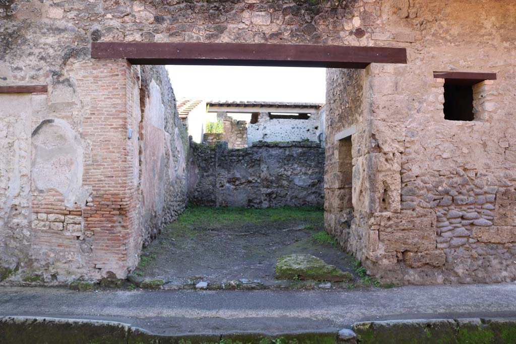 I.7.4 Pompeii. Taberna or officina. Entrance on Via dell’ Abbondanza.