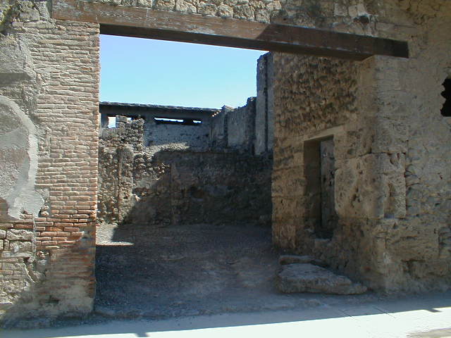 I.7.4 Pompeii. Taberna or Officina vasaria of Corinthus, servus of P Cornelius? Entrance.