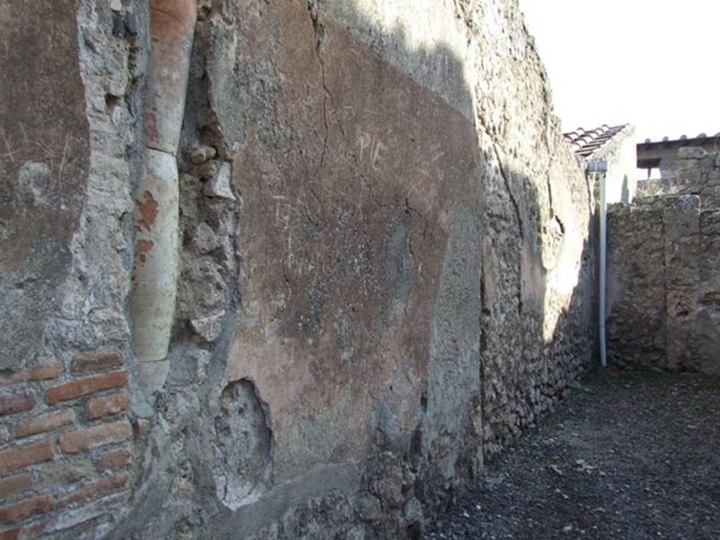 I.7.4 Pompeii. December 2007. Doorway to small room in north-west corner.
According to Eschebach, this small room had a hearth and tripod, together with a small window onto the street. There was also a larger window onto the entrance area. See Eschebach, L., 1993. Gebäudeverzeichnis und Stadtplan der antiken Stadt Pompeji. Köln: Böhlau. (p.38)