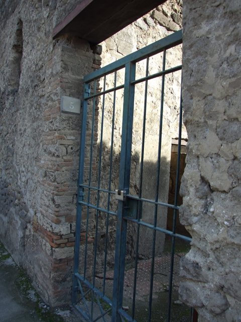 I.7.5 Pompeii. December 2007. Doorway to closed tablinum on south side of courtyard