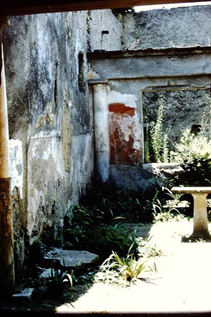 I.7.7 Pompeii. 1961. Looking towards south-west corner of pseudoperistyle. The cast of the tree root can be seen next to the south wall. Photo by Stanley A. Jashemski.
Source: The Wilhelmina and Stanley A. Jashemski archive in the University of Maryland Library, Special Collections (See collection page) and made available under the Creative Commons Attribution-Non Commercial License v.4. See Licence and use details.
J61f0806