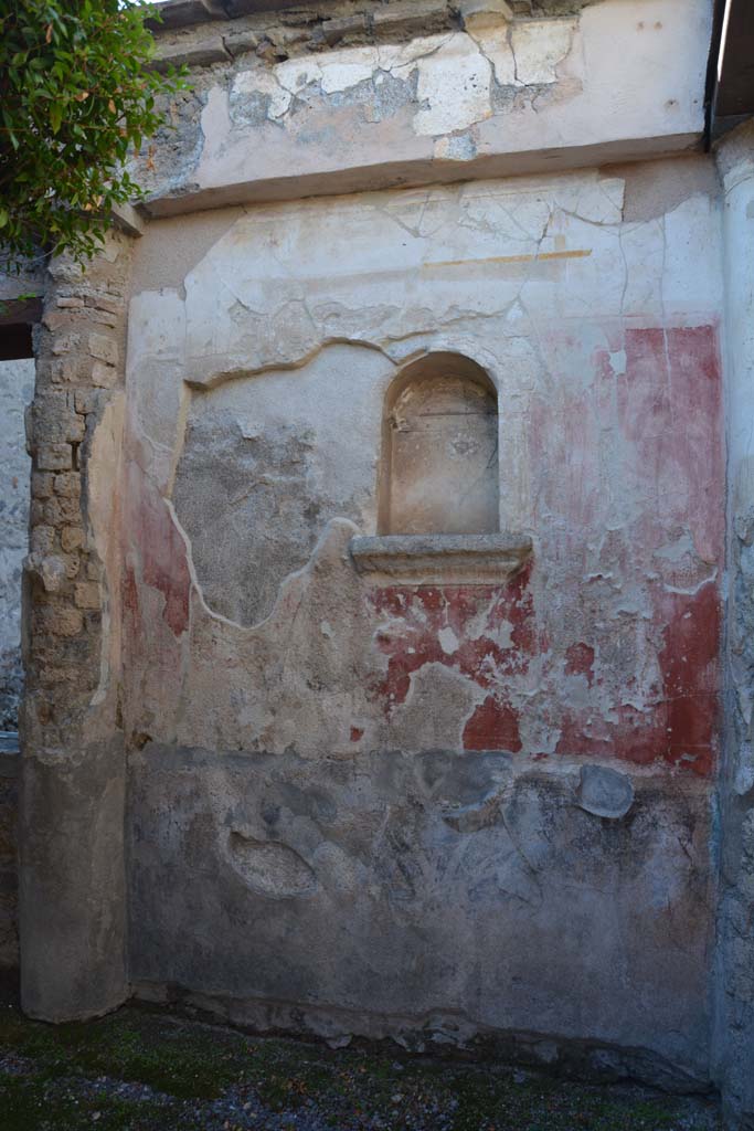 I.7.7 Pompeii. October 2019. Detail of lararium with arched niche in north-west corner of peristyle.
Foto Annette Haug, ERC Grant 681269 DÉCOR