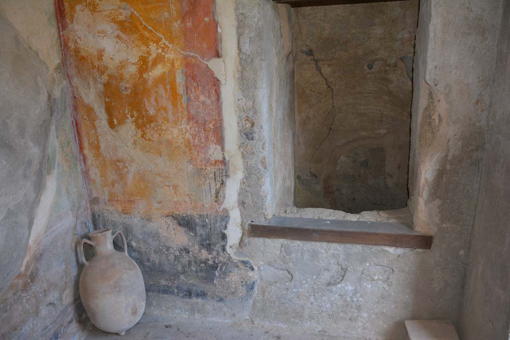 I.7.7 Pompeii. October 2019. Looking towards north wall with niche/recess and altar, in lower right corner, in cubiculum.
Foto Annette Haug, ERC Grant 681269 DÉCOR.