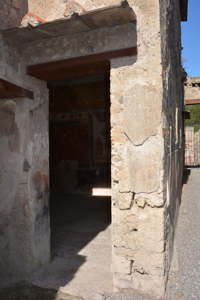I.7.7 Pompeii. October 2019. 
Doorway into triclinium on north side of atrium, with entrance corridor, on right.
Foto Annette Haug, ERC Grant 681269 D�COR.

