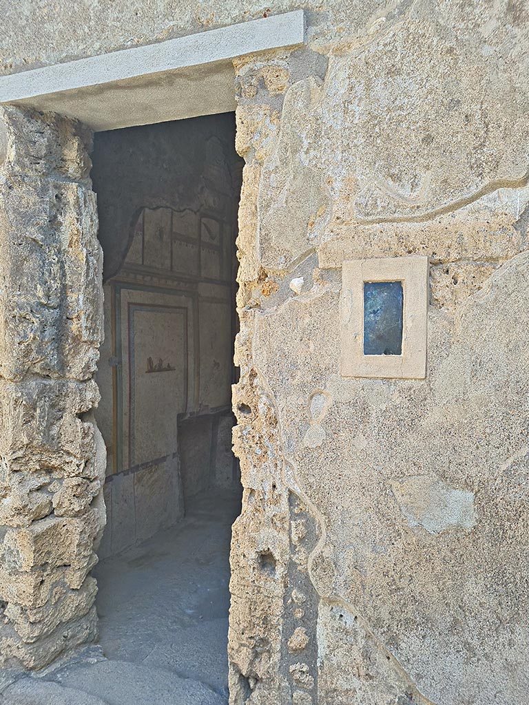 I.7.11 Pompeii. September 2024.
Looking east through doorway to cubiculum to east of atrium, and on south side of entrance at I.7.11.
Photo courtesy of Giuseppe Ciaramella.
