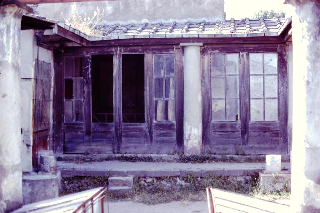 I.7.11 Pompeii, 1978.
Looking towards north portico from garden area. Photo by Stanley A. Jashemski.
Source: The Wilhelmina and Stanley A. Jashemski archive in the University of Maryland Library, Special Collections (See collection page) and made available under the Creative Commons Attribution-Non-Commercial License v.4. See Licence and use details.
J78f0359
According to Jashemski, Maiuri said the space between the columns and the west pillar of the portico were closed by glass set in a wooden frame.
This would have kept the rain and sun from the triclinium, tablinum and exedra.
Maiuri did not mention finding any glass and some scholars think that wooden shutters were used.
See Jashemski, W. F., 1993. The Gardens of Pompeii, Volume II: Appendices. New York: Caratzas, (p.38).