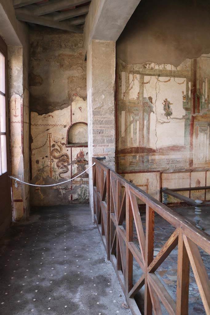 I.7.11 Pompeii. December 2018.
Looking west with Lararium, at rear of west wall of triclinium. Photo courtesy of Aude Durand.