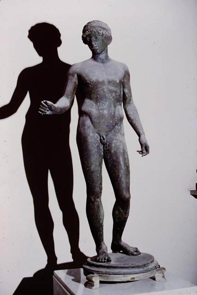 I.7.11 Pompeii, 1978. Bronze statue of the Ephebo. Photo by Stanley A. Jashemski.
Source: The Wilhelmina and Stanley A. Jashemski archive in the University of Maryland Library, Special Collections (See collection page) and made available under the Creative Commons Attribution-Non Commercial License v.4. See Licence and use details. J78f0429