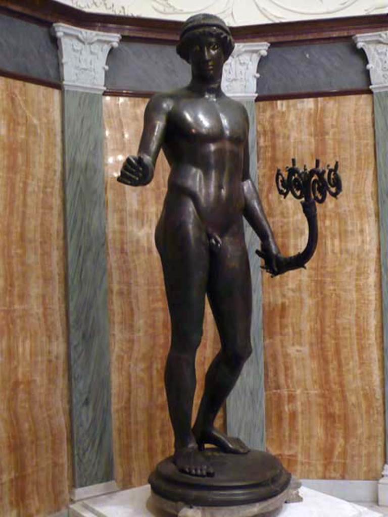 I.7.11 Pompeii. 2010. Left view of bronze statue of the ephebo from south side of atrium near tablinum.
Photo courtesy of Buzz Ferebee.