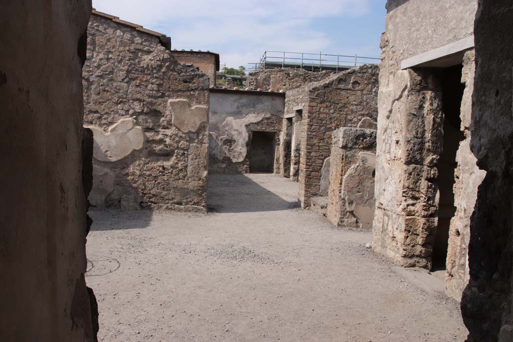I.7.11 Pompeii. September 2021.
Looking north across atrium, from doorway of cubiculum in south-east of atrium. Photo courtesy of Klaus Heese.