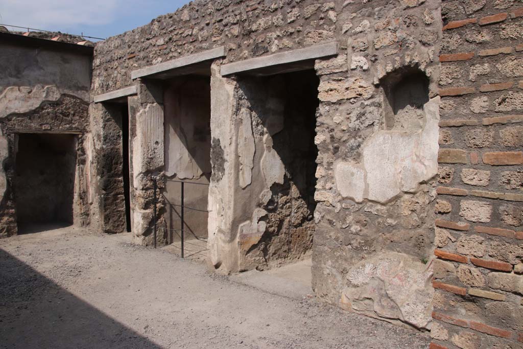 I.7.11 Pompeii. September 2021.
Looking north-east across atrium towards blocked entrance at I.7.10, centre left, and doorway to cubiculum, centre right.
Photo courtesy of Klaus Heese.
Heese.