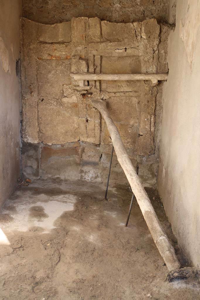 I.7.11 Pompeii. December 2018.
Detail of the blocked entrance at I.7.10. Photo courtesy of Aude Durand.
Detail of cement cast of door with two shutters reinforced with a horizontal crossbar and a pole positioned into a hollow in the floor.